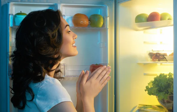 Kühlschrank mit Lebensmitteln — Stockfoto