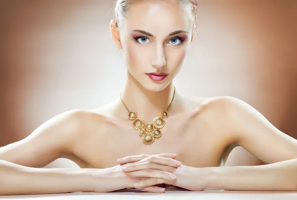 Mulher com jóias — Fotografia de Stock