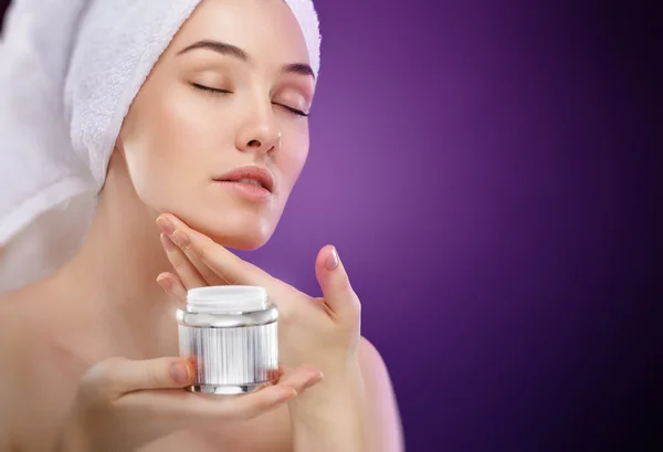 Applying cosmetic cream — Stock Photo, Image