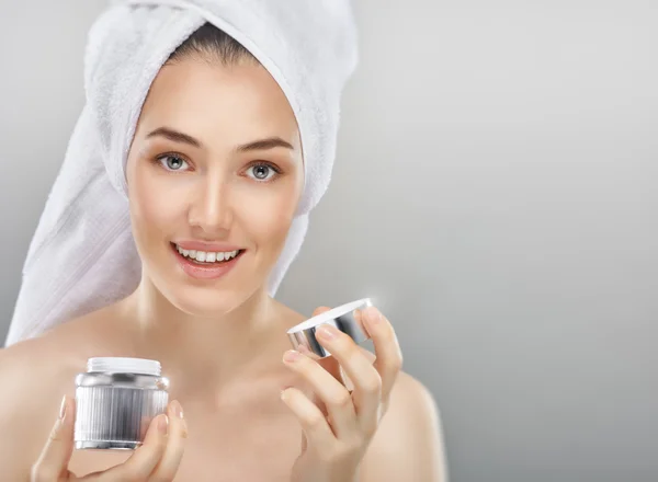 Applicare la crema cosmetica — Foto Stock