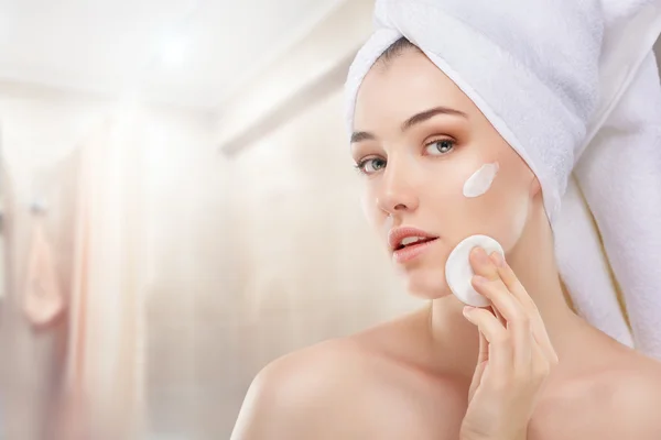 Applying cosmetic cream — Stock Photo, Image