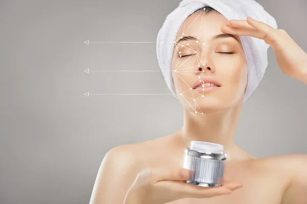 Applicare la crema cosmetica — Foto Stock