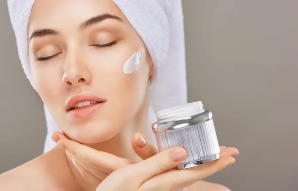 Applicare la crema cosmetica — Foto Stock