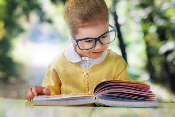 Ein Buch lesen — Stockfoto