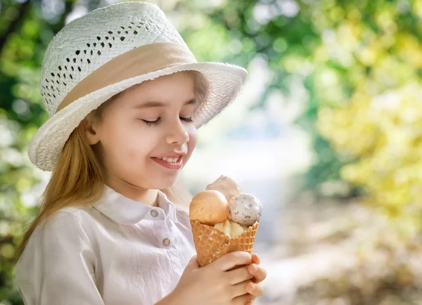 Eating ice cream — Stock Photo, Image