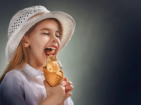 Eten van ijs — Stockfoto