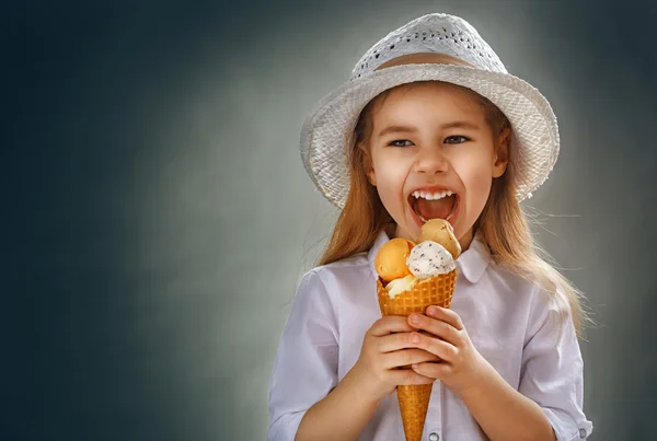 Eszik fagylaltot — Stock Fotó
