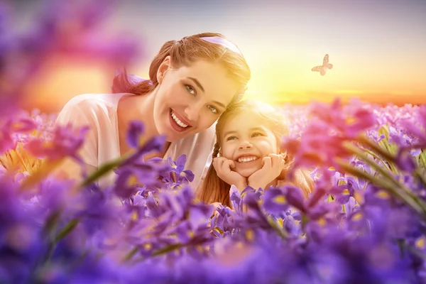 Lycklig familj med blommor — Stockfoto