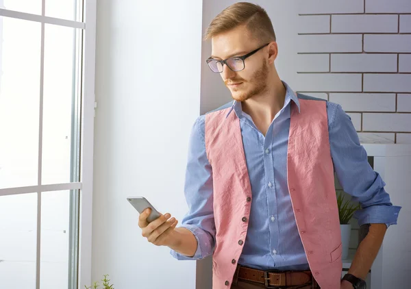 Usando teléfonos móviles — Foto de Stock