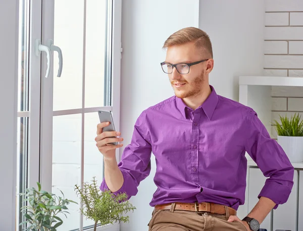 Usando teléfonos móviles — Foto de Stock