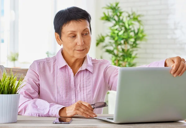 Working with a laptop — Stock Photo, Image