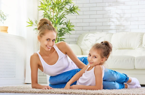 Glückliche Familie — Stockfoto