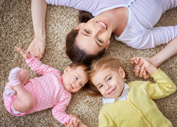 Glückliche Familie — Stockfoto