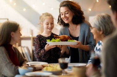 Şükran Günü, Sonbahar ziyafeti. Masada oturup bayramı kutlayan mutlu bir aile. Geleneksel yemek. Büyükanne ve torunlar..  