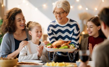 Şükran Günü, Sonbahar ziyafeti. Masada oturup bayramı kutlayan mutlu bir aile. Geleneksel yemek. Büyükanne ve torunlar..  
