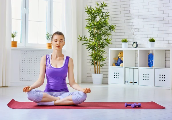 Practice yoga — Stock Photo, Image