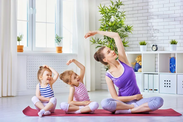 Yoga praktizieren — Stockfoto