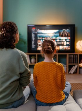 Mutlu aile birlikte vakit geçiriyor. Anne ve çocuk televizyon seyrediyor, akşamları evde film seyrediyor..