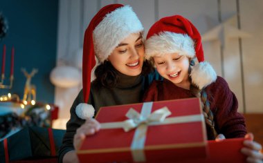 Mutlu Noeller, mutlu tatiller. İçeride hediyeleri olan anne ve kızı..