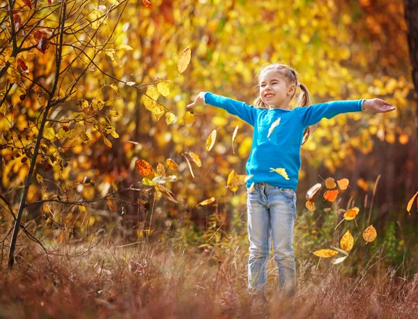 Dziewczyna gra na jesieni — Zdjęcie stockowe