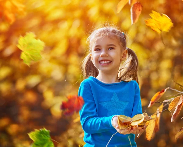 Chica jugando en el otoño — Foto de Stock