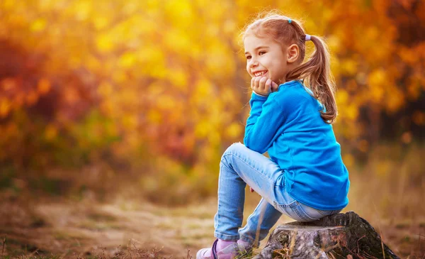 Девушка, играющая осенью — стоковое фото