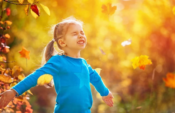 Chica jugando en el otoño — Foto de Stock