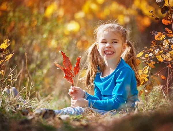 Menina jogando no outono — Fotografia de Stock