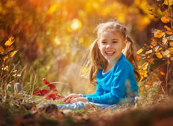 Fille jouer à l'automne — Photo