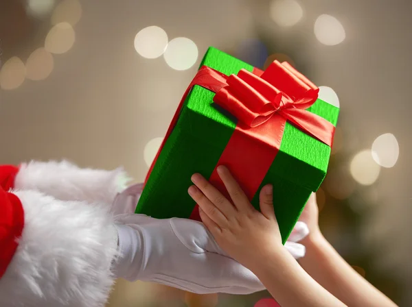 Giving present for child — Stock Photo, Image