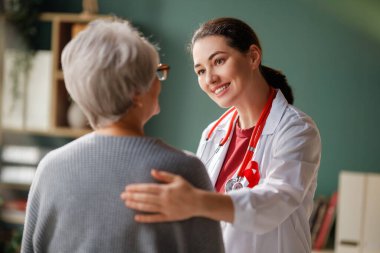 Hastalık farkındalığı konsepti için renk şeridi. Kadın hasta, muayenehanedeki doktoru dinliyor. Hastalıkla yaşayan insanlar hakkında bilgi toplamak.