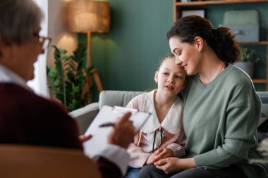 Psikolog resepsiyonunda çocuk ve anne danışmanlığı.