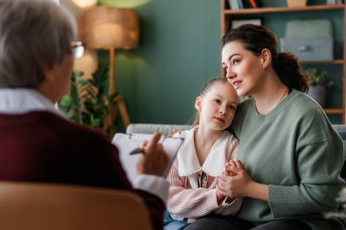 Psikolog resepsiyonunda çocuk ve anne danışmanlığı.