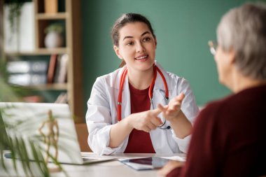 Hastanedeki bir doktoru dinleyen kadın hasta..