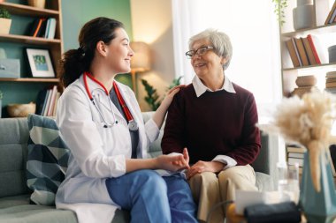 Kadın hasta içeride doktorla konuşuyor..