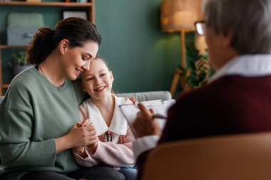 Psikolog resepsiyonunda çocuk ve anne danışmanlığı.