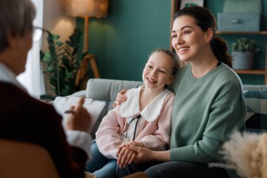 Psikolog resepsiyonunda çocuk ve anne danışmanlığı.