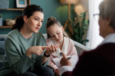 Psikolog resepsiyonunda çocuk ve anne danışmanlığı.