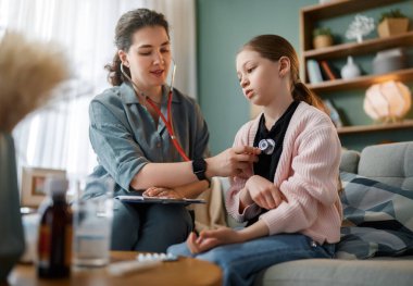 Bir doktor ve soğuk algınlığı olan bir kız. Hasta küçük çocuk doktoru ziyaret ediyor.