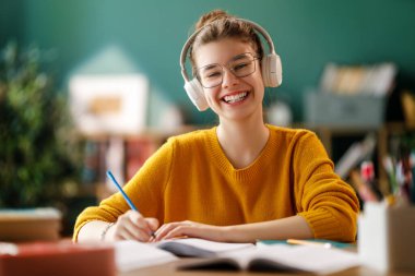 Okuldaki çocuk. Çocuk sınıfta öğreniyor ya da ev ödevi yapıyor.