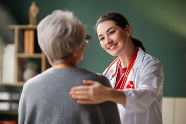 Hastalık farkındalığı konsepti için renk şeridi. Kadın hasta, muayenehanedeki doktoru dinliyor. Hastalıkla yaşayan insanlar hakkında bilgi toplamak.