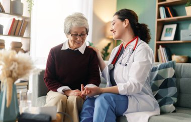 Kadın hasta içeride doktorla konuşuyor..