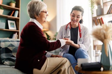 Kadın hasta içeride doktorla konuşuyor..