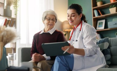 Kadın hasta içeride doktorla konuşuyor..