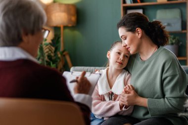 Psikolog resepsiyonunda çocuk ve anne danışmanlığı.
