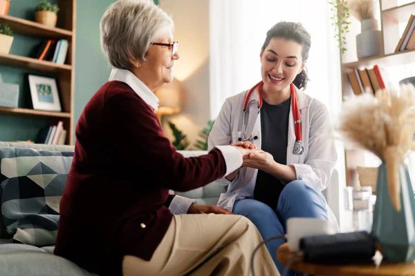Kadın hasta içeride doktorla konuşuyor..