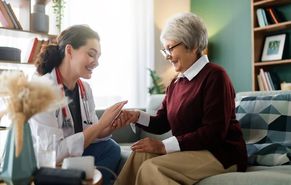 Kadın hasta içeride doktorla konuşuyor..