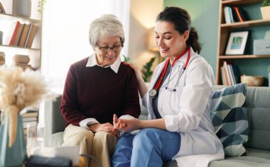 Kadın hasta içeride doktorla konuşuyor..