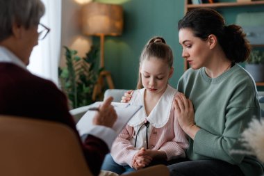 Psikolog resepsiyonunda çocuk ve anne danışmanlığı.