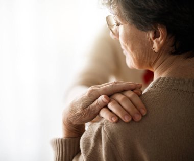 Yaşlı bir kadının şefkatli bir dokunuş alması, ilgiyi, desteği ve merhameti sembolize ediyor. Empati, yaşlanma ve insan bağı kavramları için mükemmel..